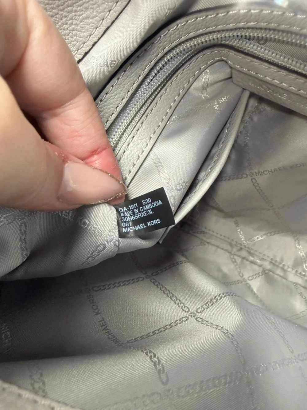 Michael Kors Raven Large Pebbled Leather Tote, Pearl Grey Bag /Wallet set.
